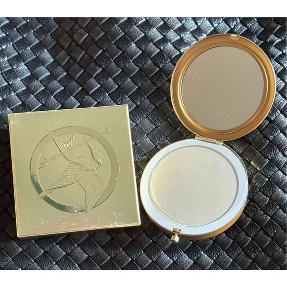 STORYBOOK COSMETICS - NWOT World of  Hunger Games Pressed Powder/"Girl on Fire" - Picture 5 of 15